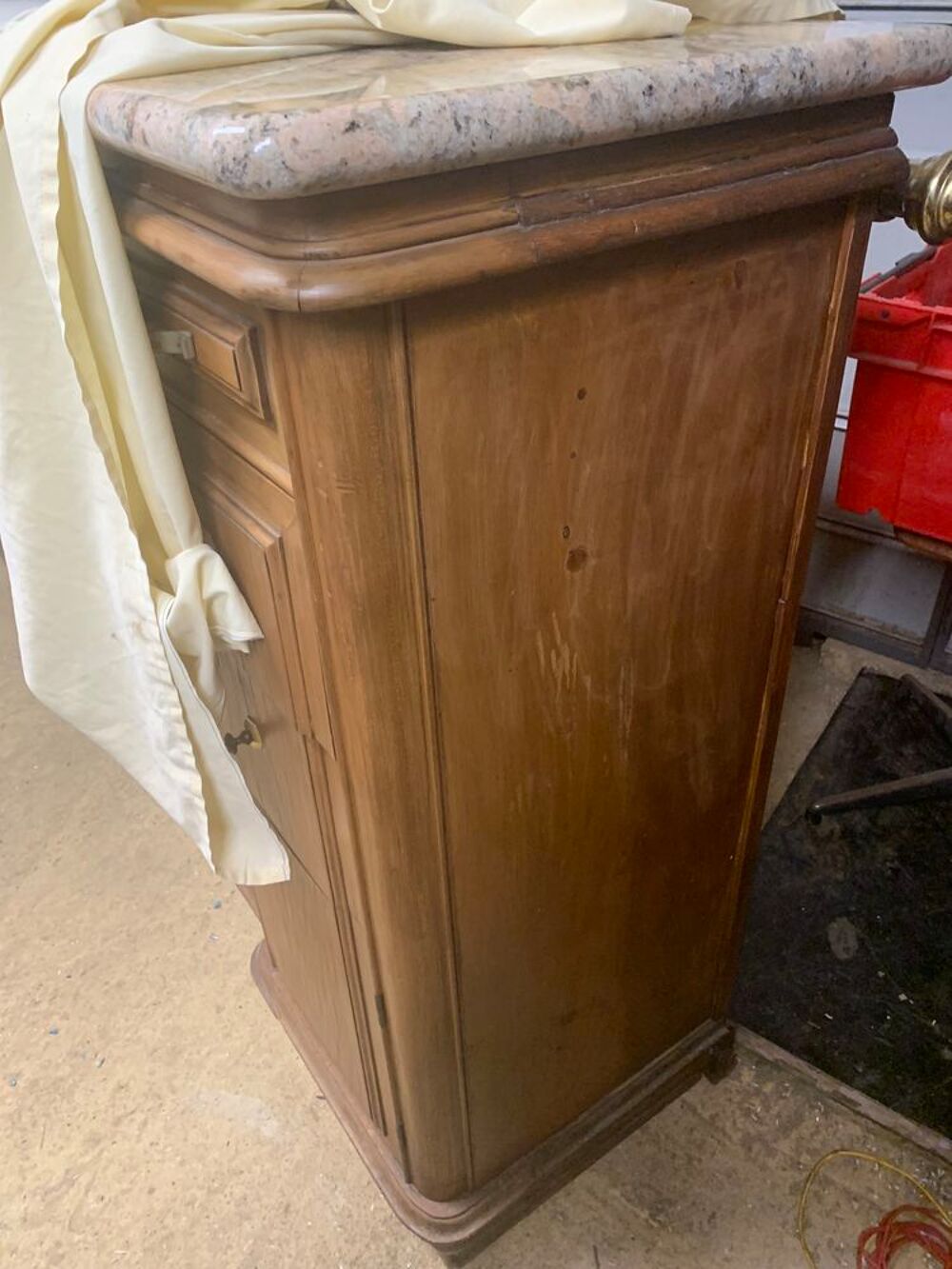 Meuble bar en bois en bon &eacute;tat 
Meubles