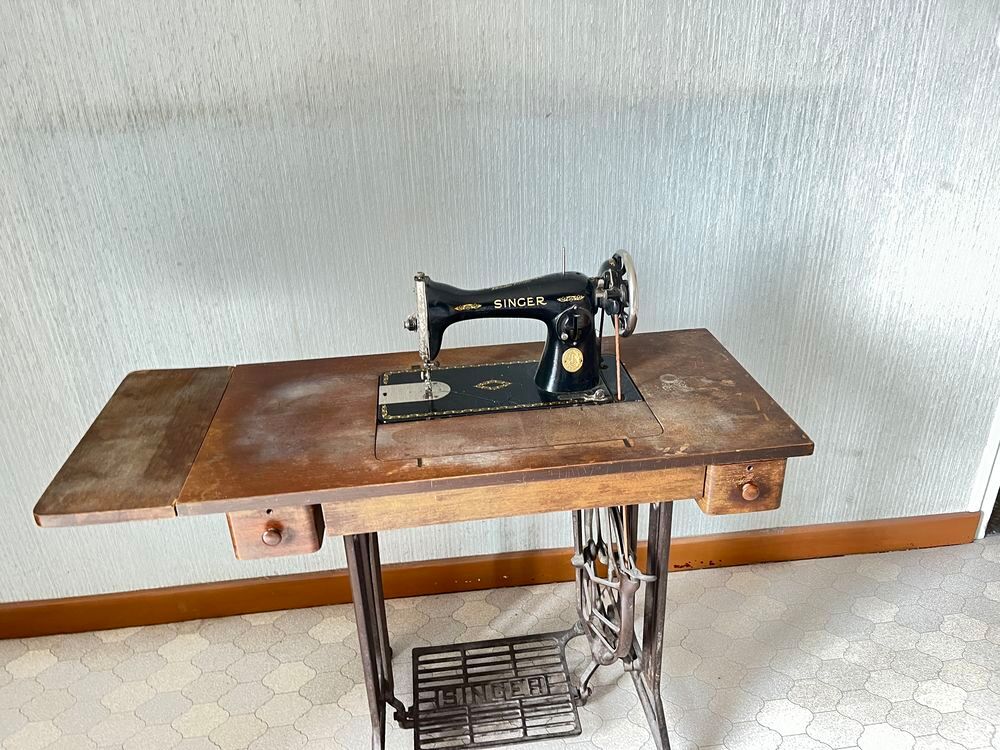 Ancienne machine &agrave; coudre Singer 
Tarif negociable Meubles