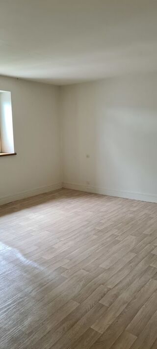  Maison � louer 4 pi�ces 84 m� Saint-l�ger-le-gu�r�tois