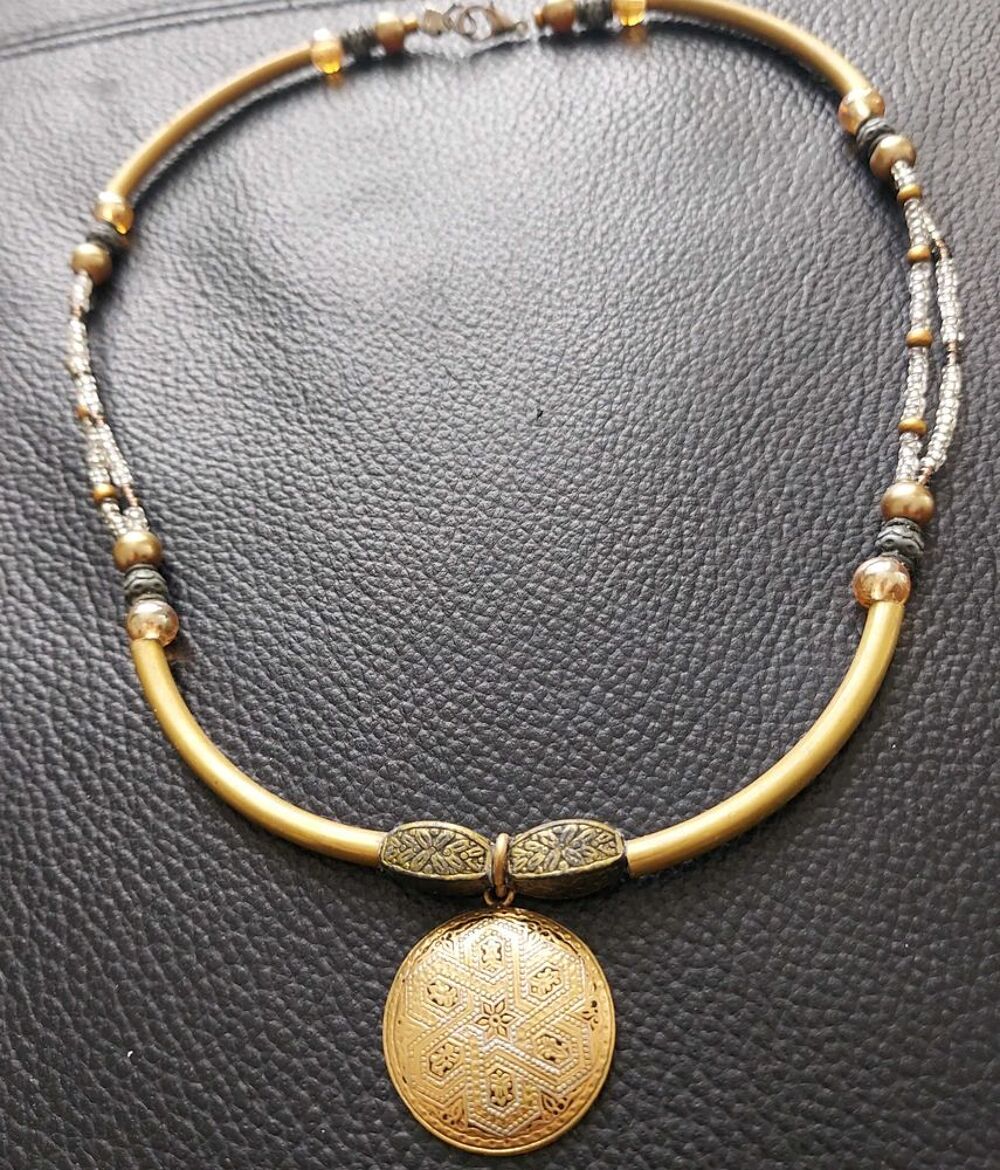 collier ethnique chic m&eacute;tal et perles Bijoux et montres