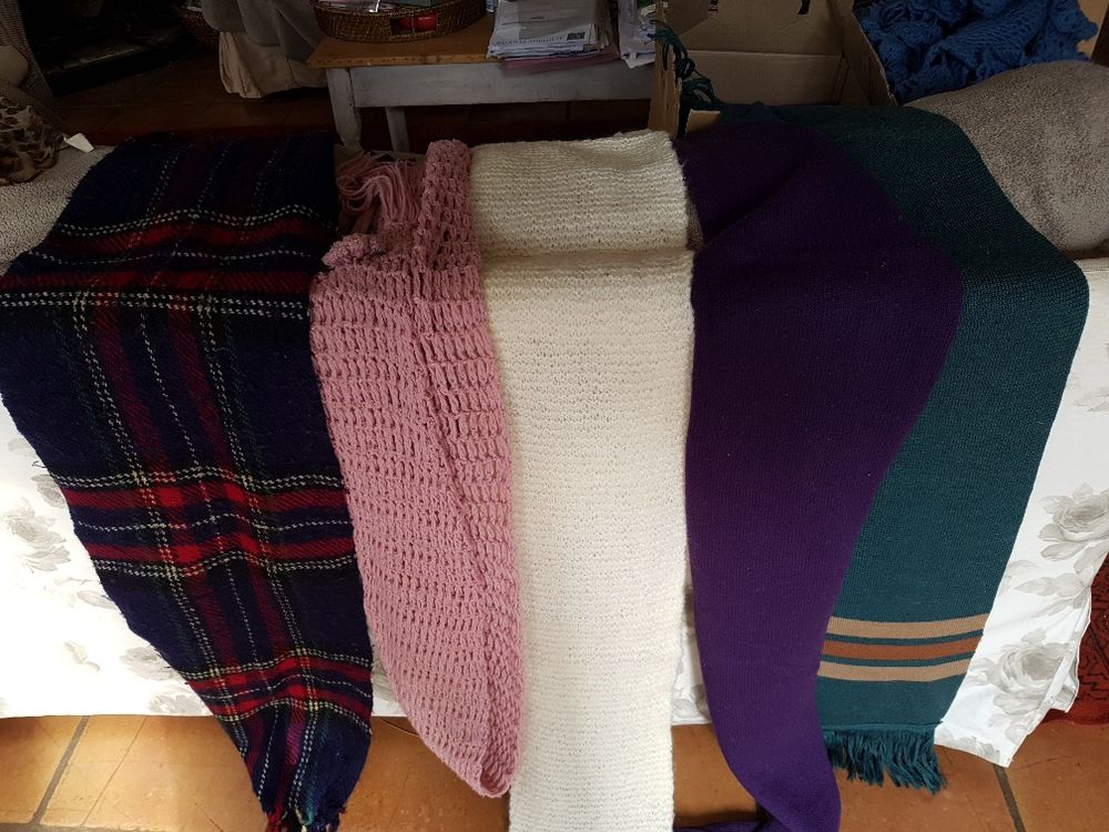 Lot de 14 &eacute;charpes en laine de toutes les couleurs, vintage Vêtements