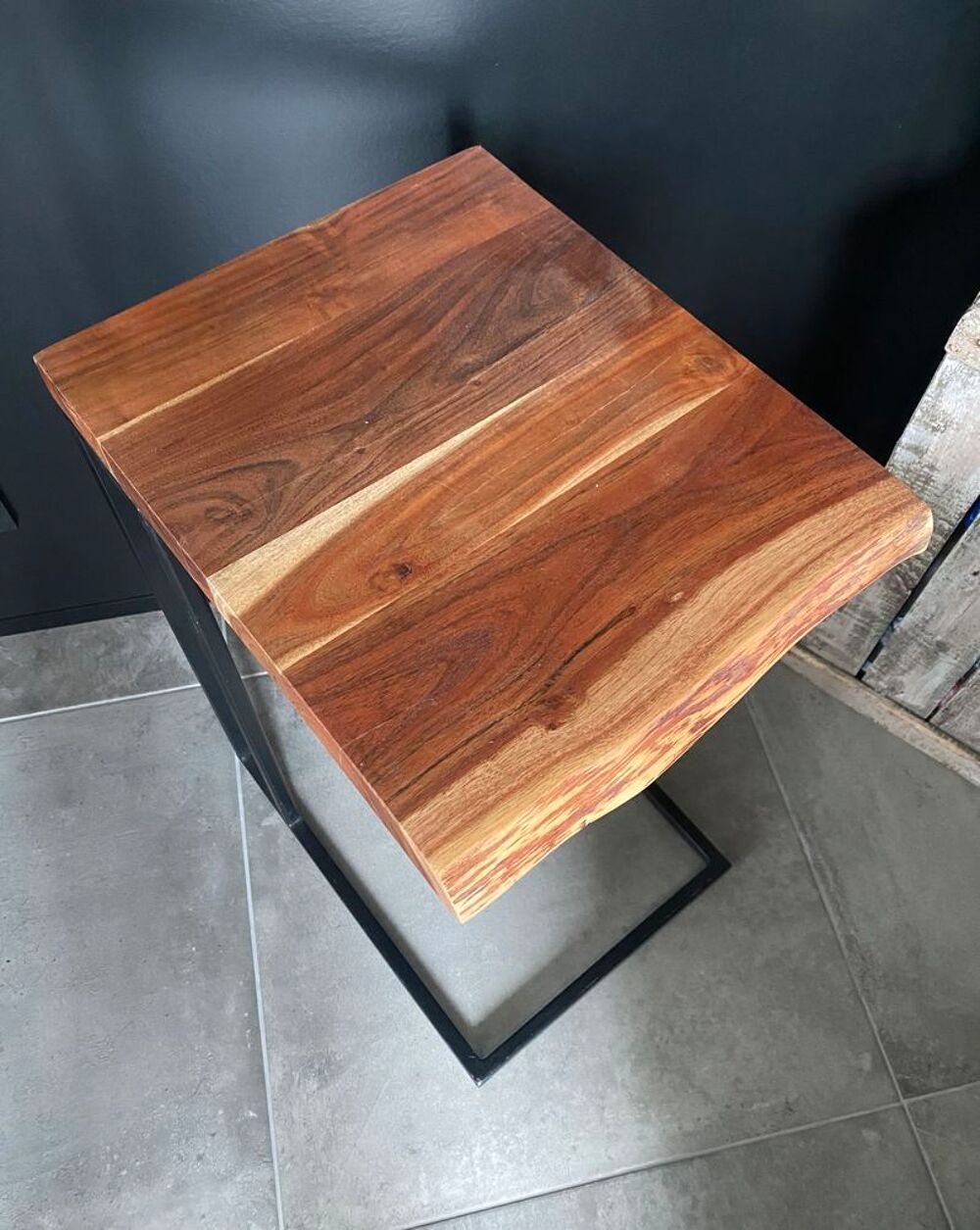 Table d'appoint industrielle en m&eacute;tal noir et d'acacia Meubles