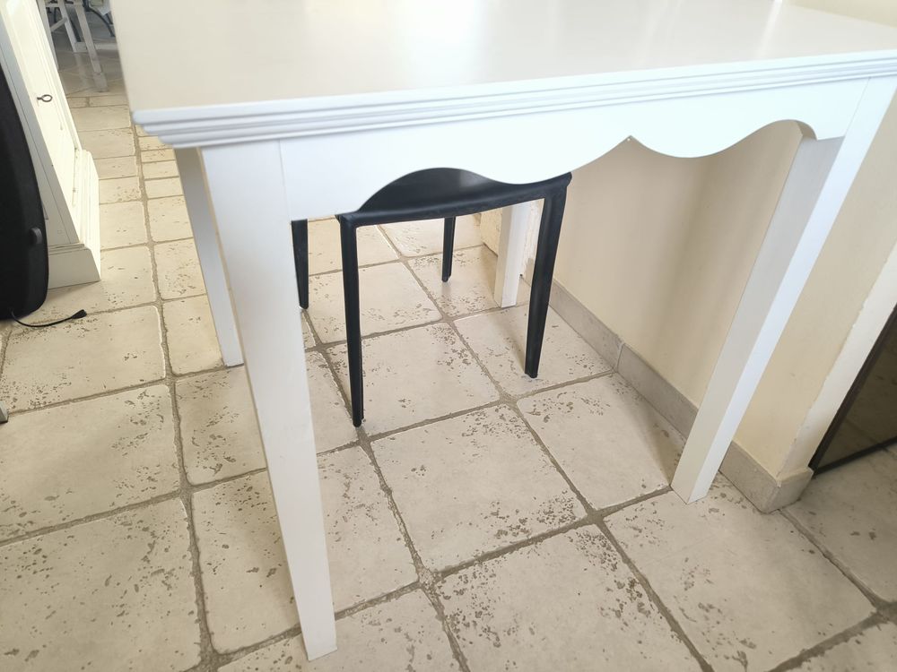 Petite tzble en bois Meubles