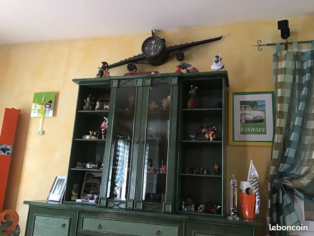 LIVING AVEC VITRINE EN ROTIN VERT Meubles