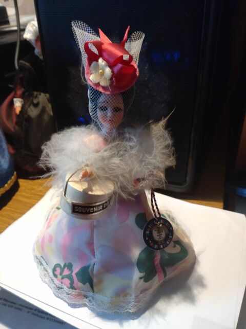 POUP�ES FOLKLORIQUES ANCIENNES  REGION PARIS 5 Laval (53)