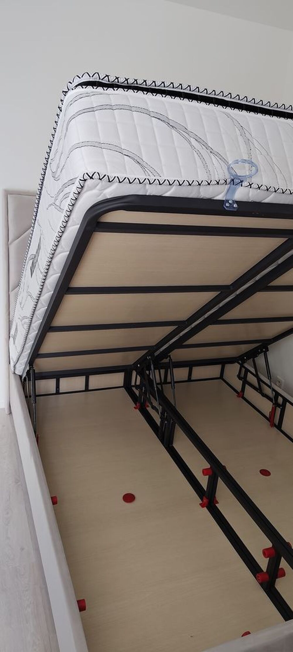 Lit avec t&ecirc;te de lit capitonn&eacute;e avec matelas 600€ Meubles