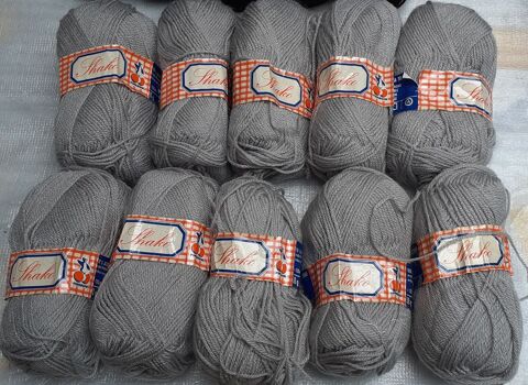 10 pelotes de laine de 50 grs
aiguilles 3- 3 1/2 Neuville-en-Ferrain (59)