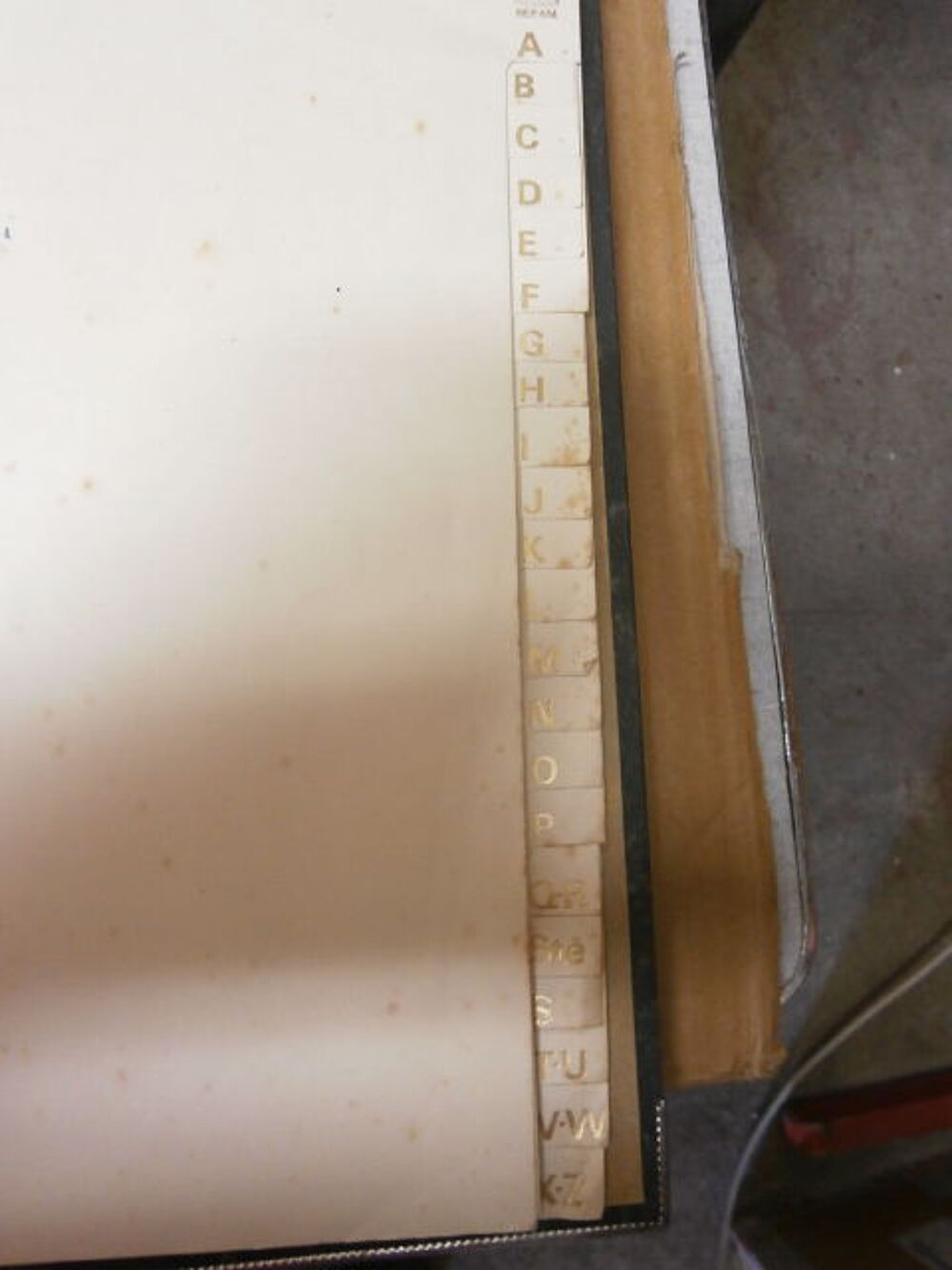 Fournitures scolaires, de bureaux, classeurs divers formats Bricolage