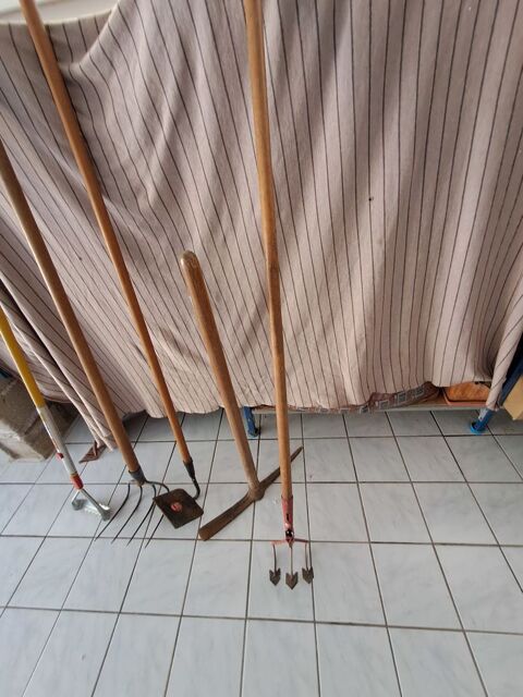 OUTIL DE  JARDIN 76 Saint-Just-Sauvage (51)