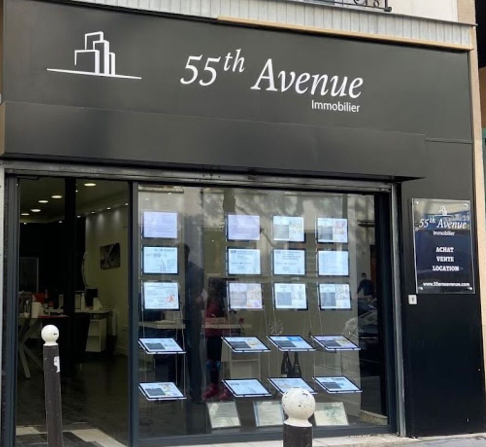 Vitrine d agence immobiliere &agrave; ceder. compos&eacute;e de 16 panneau D�coration