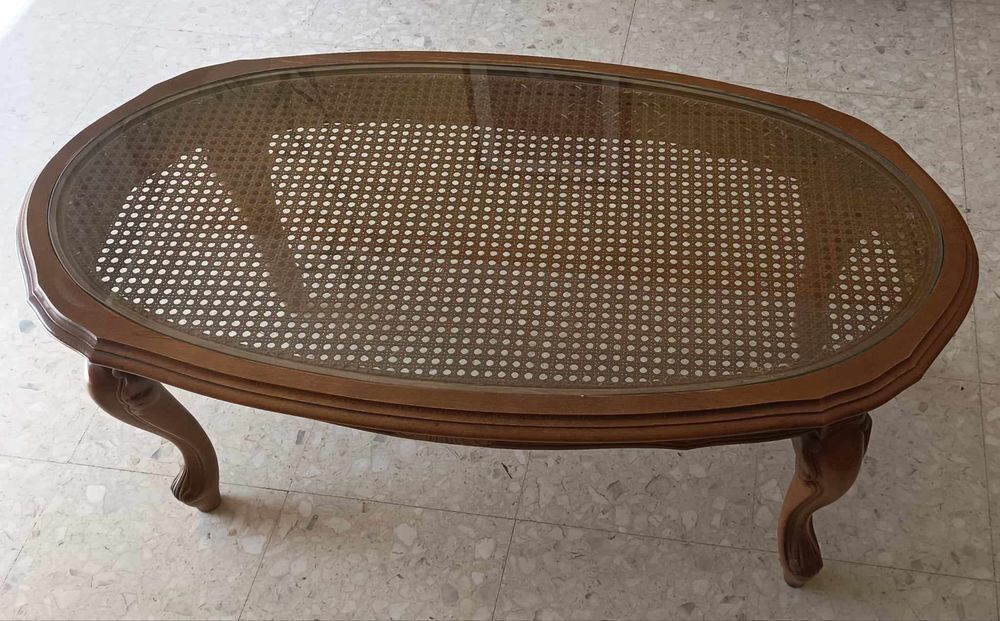 Table basse en bois avec plateau en verre. Meubles