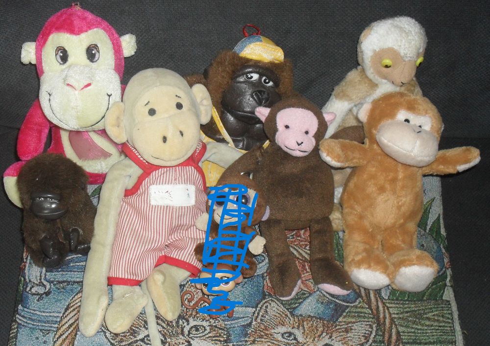 Lot de 7 peluches Singes. Jeux / jouets