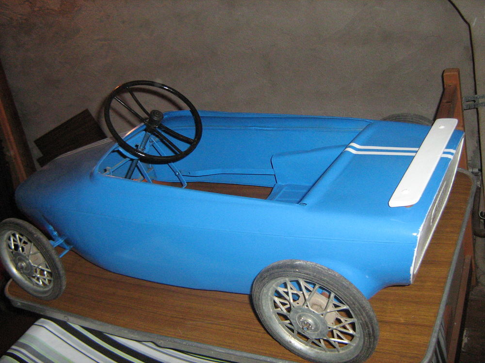 voiture a p&eacute;dales ancienne Jeux / jouets
