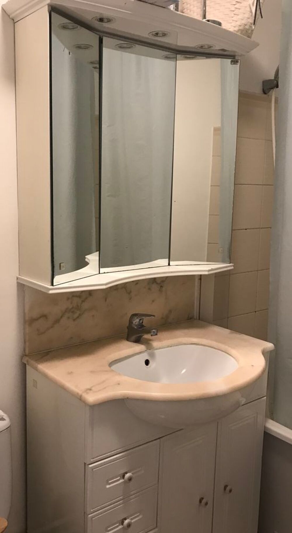 Ensemble salle-de-bain laqu&eacute; blanc marbre en l'&eacute;tat Meubles