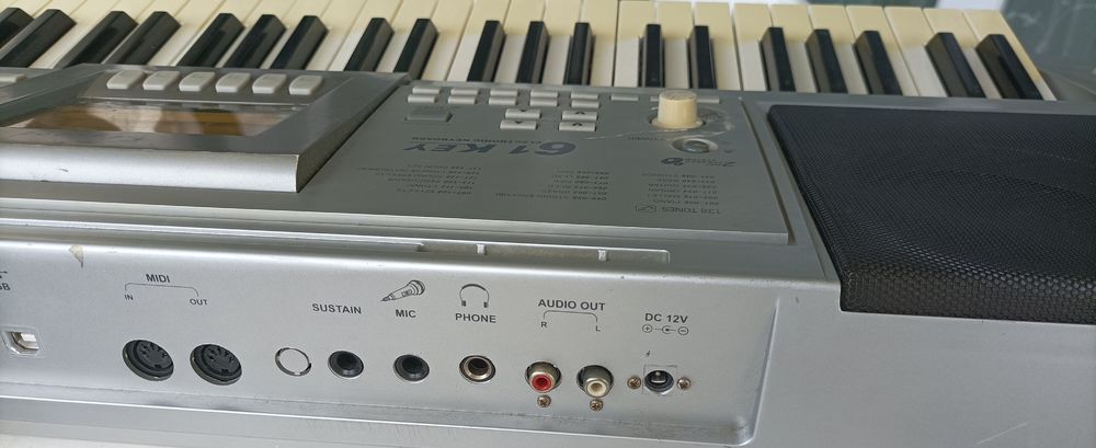 Piano &eacute;lectronique. Instruments de musique