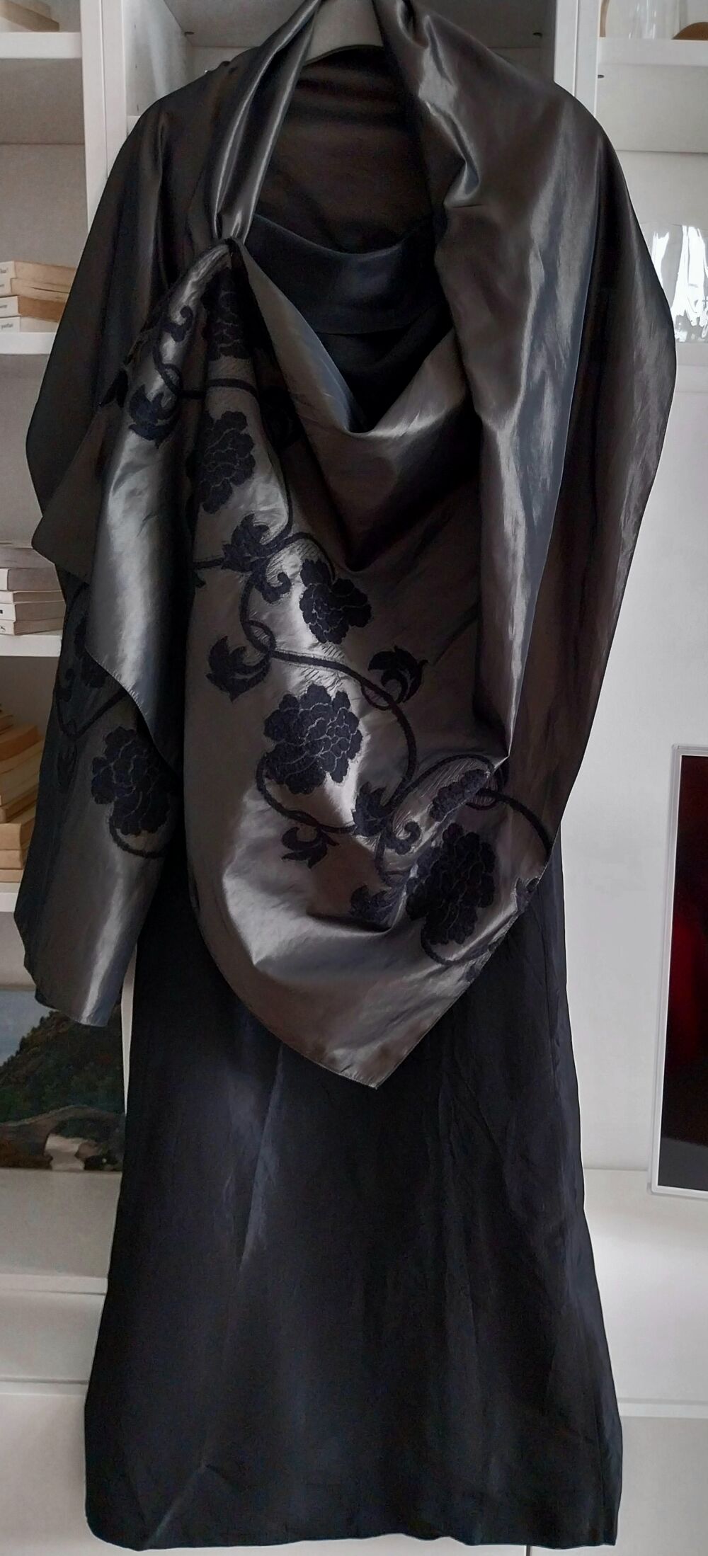 &Agrave; SAISIR 
JOLIE ROBE DE SOIR&Eacute;E NEUVE NOIRE AVEC &Eacute;TOLE Vêtements