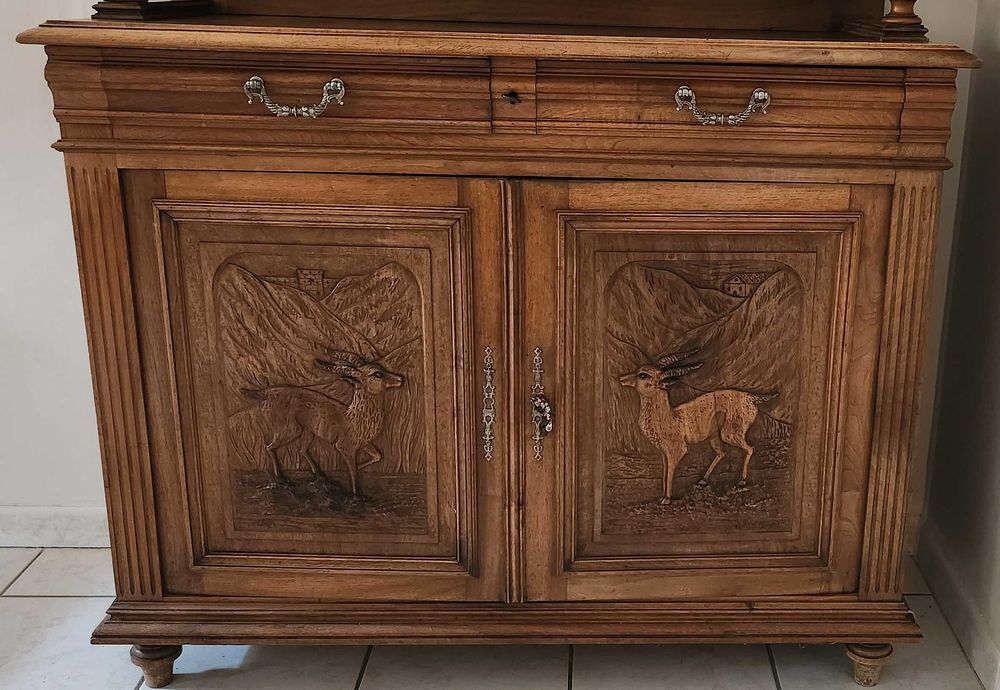 buffet ancien double corps dimensions haut 89 hauteur sans les pieds, 125 hauteur avec pieds , longueur 118 cms. Dimensions bas hauteur 99 avec pieds et 89 hauteur sans pieds , longueur 127 cms Meubles