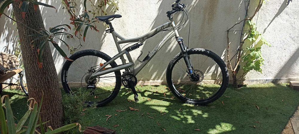 v&eacute;lo Rockrider tout suspendu Sports