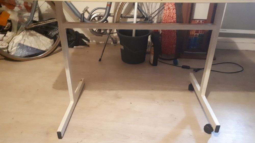 table en formica avec roulettes Meubles
