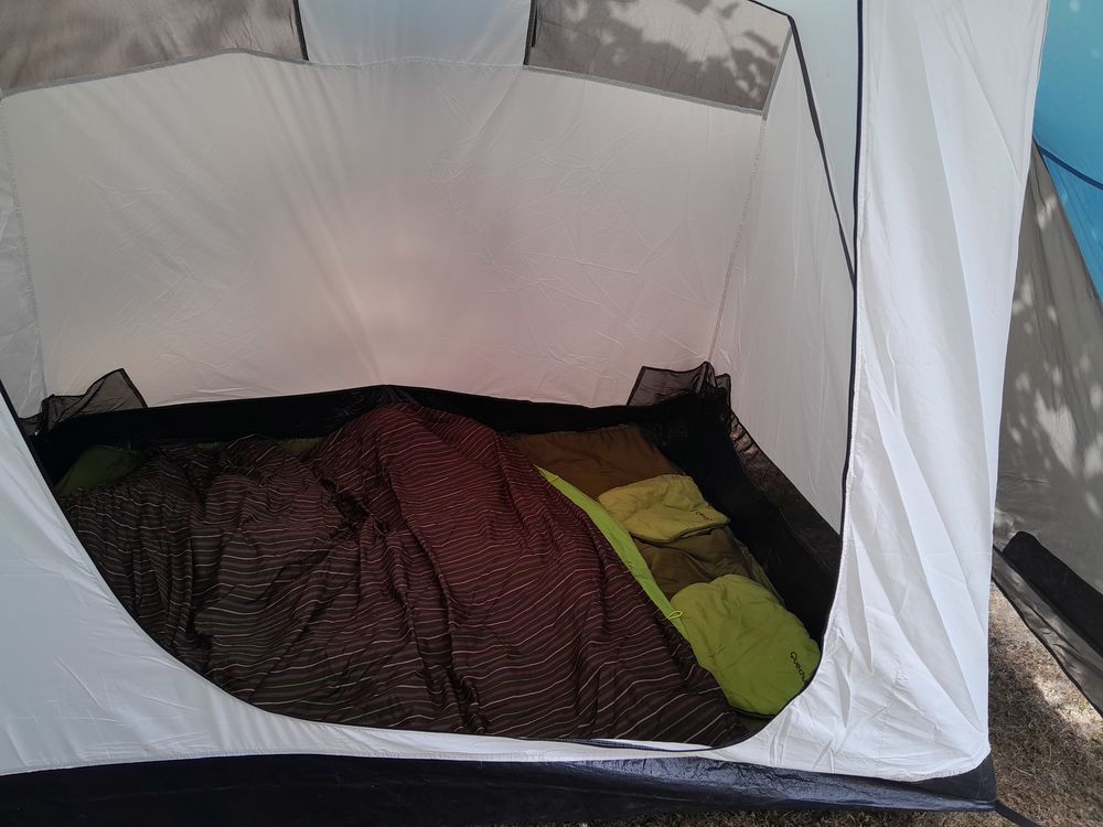 Tente de camping Quechua bleu/gris 4 places deux chambres Jardin