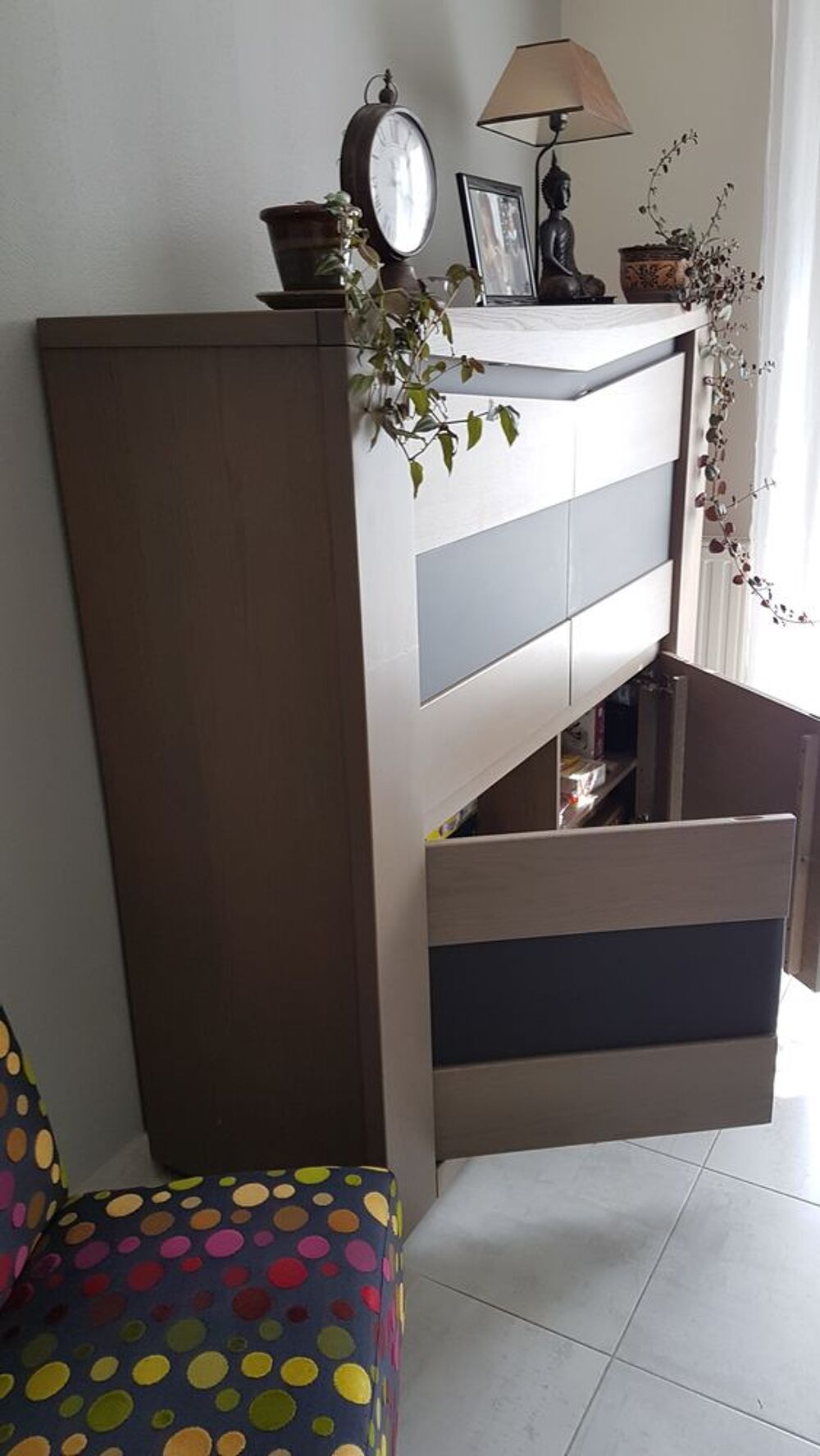meuble ' portes avec &eacute;clairage (incrustation vert mat).
Meubles