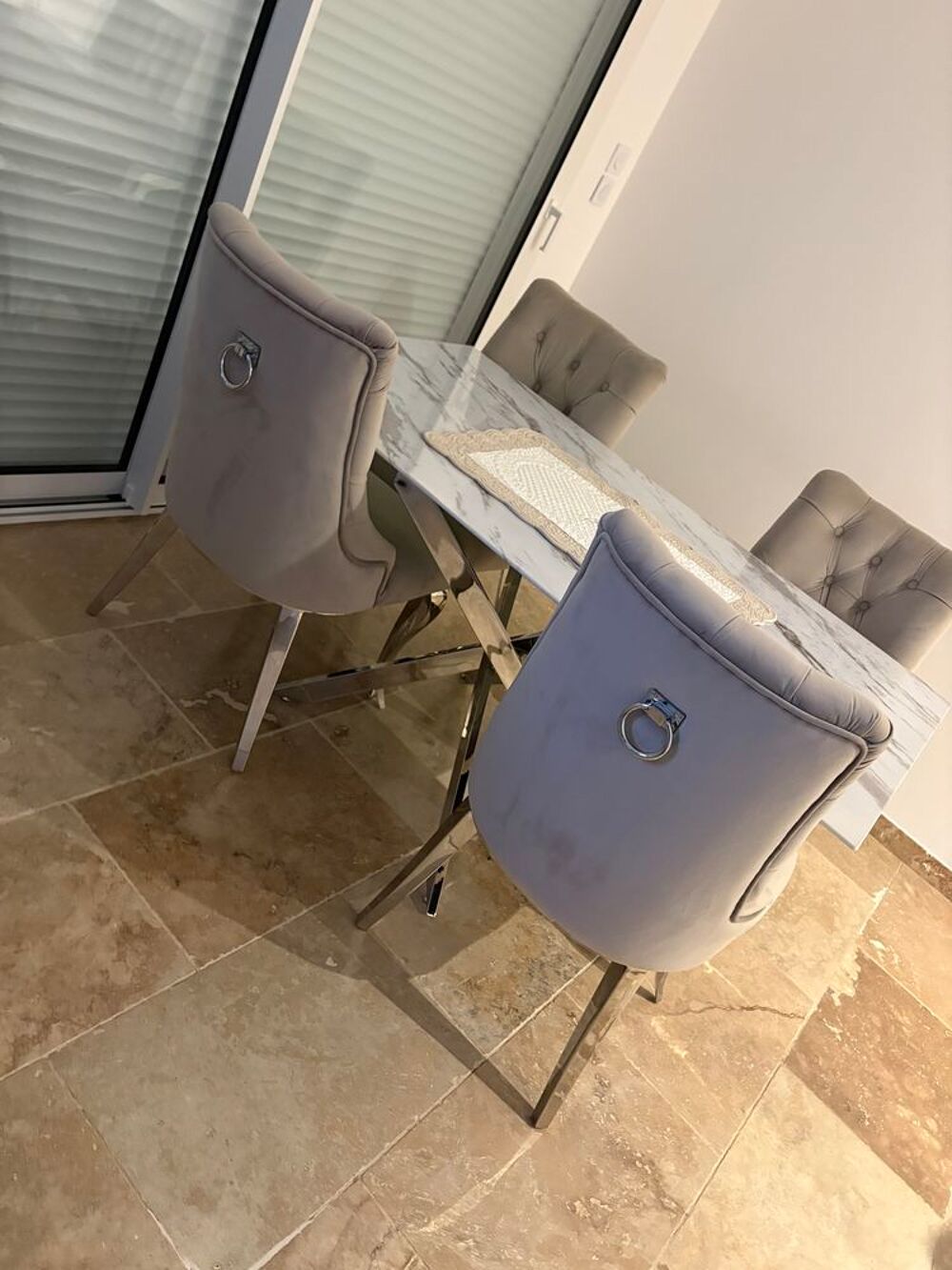 Table effet marbre et 4 chaises velours Meubles