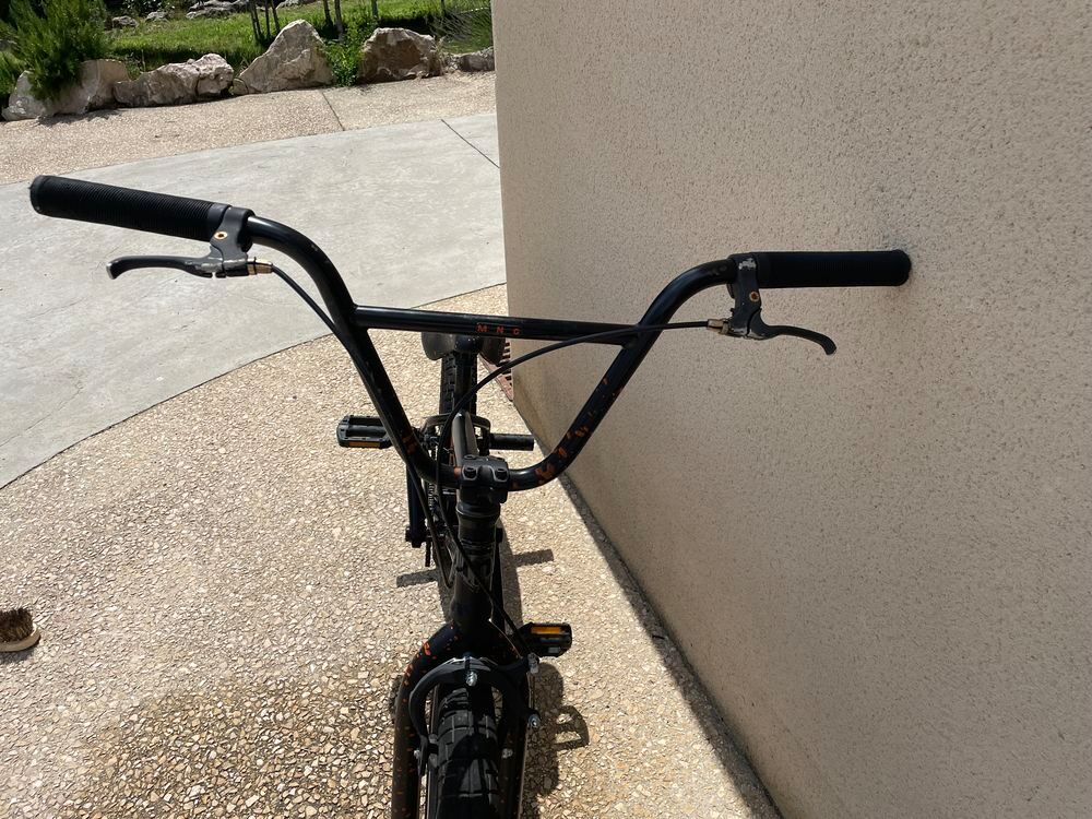 v&eacute;lo BMX noir Vélos