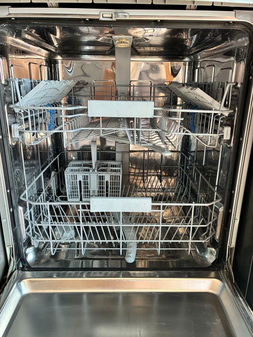 Lave vaisselle Indesit finition inox Electroménager