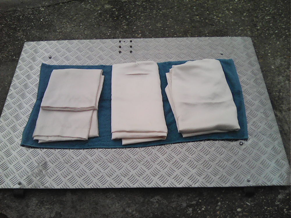 Parure de lit neuve en satin pour 2 personnes. 