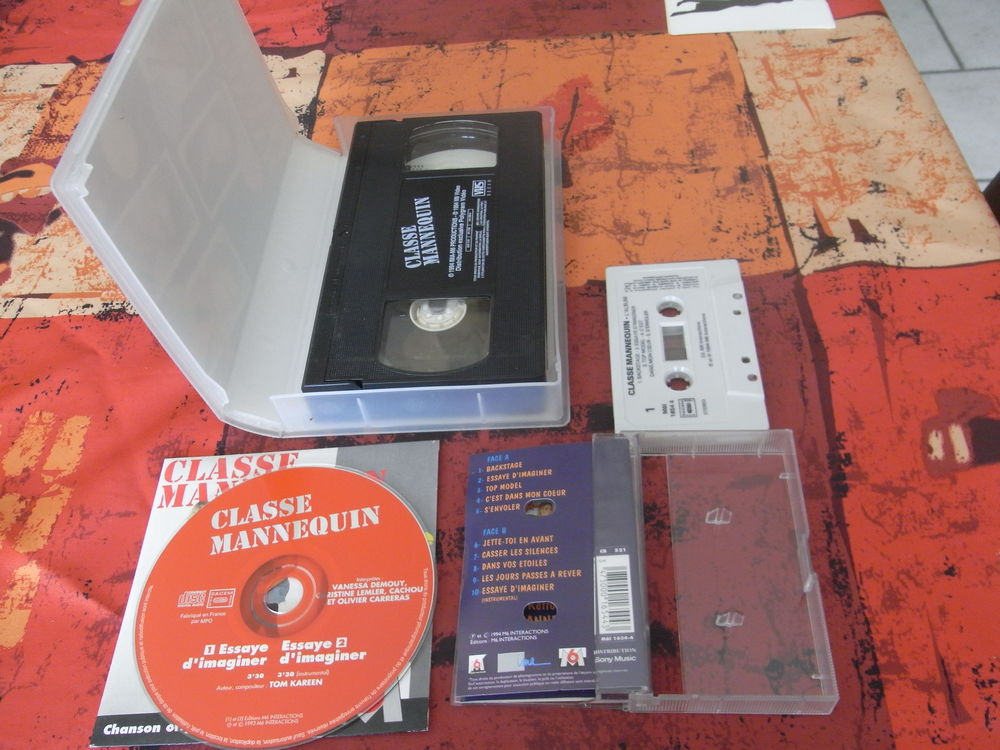 VHS, cassette audio album et CD 2 titre classe mannequin DVD et blu-ray