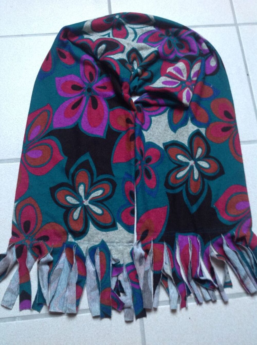 &Eacute;CHARPE &Agrave; FLEURS &amp; FRANGES Envoi Possible
Vêtements