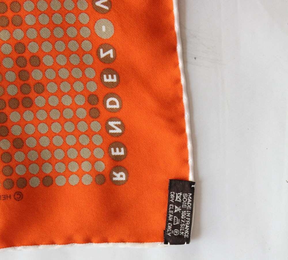 Foulard carr&eacute; de soie orange HERMES Rendez vous au 24 Vêtements