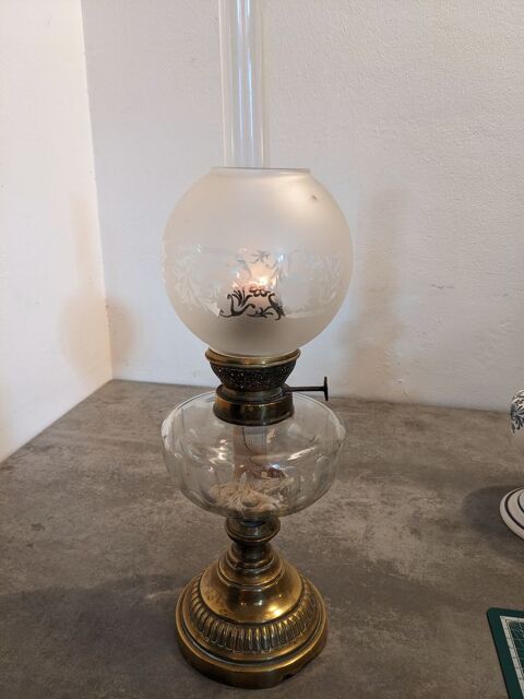 Grande lampe  ptrole a globe poque Napolon III verre ou  65 Marseille 13 (13)