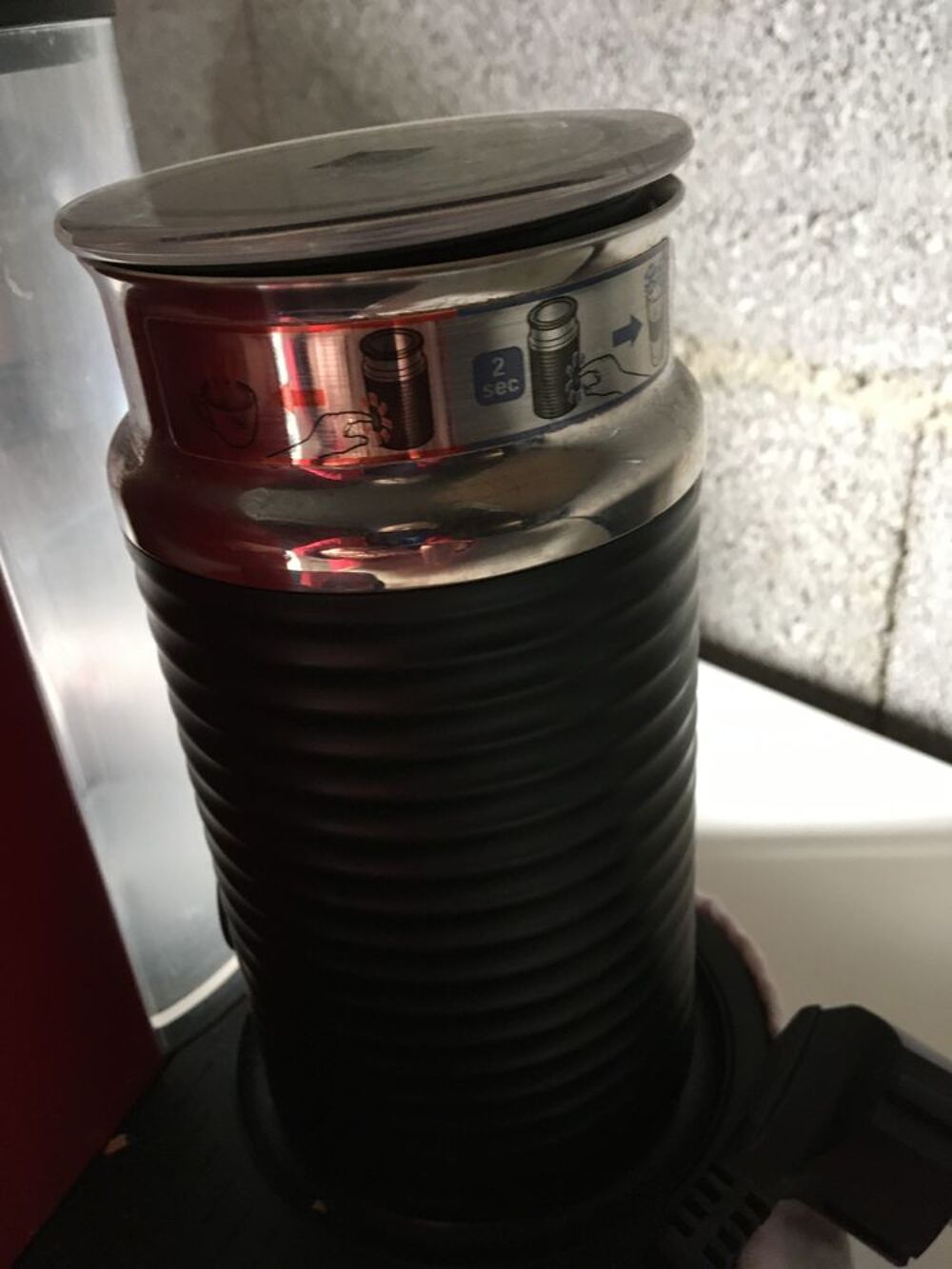 cafeti&egrave;re &agrave; caf&eacute; marque Nespresso avec mousseur pour pi&egrave;ce Electroménager