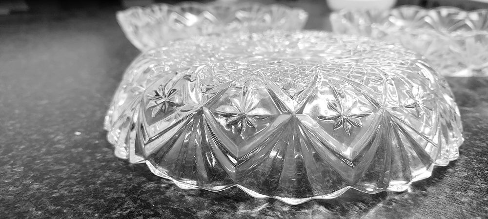 Belles coupelles 14cm en verre cisel&eacute; Décoration