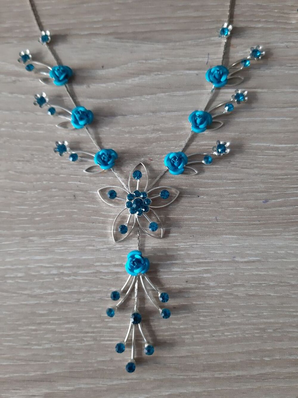 parure collier et boucles d'oreilles Bijoux et montres
