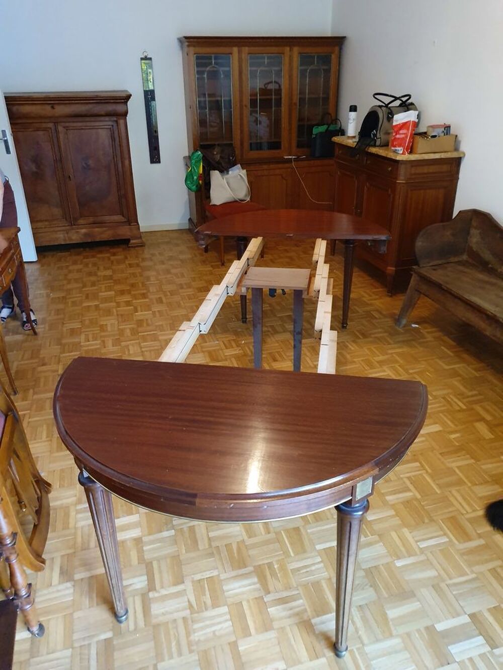 Table style Louis XVI en acajou. Meubles