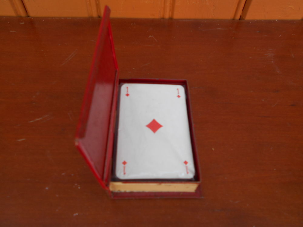 ANCIENNE BOITE m&eacute;tallique " Byrrh " 
