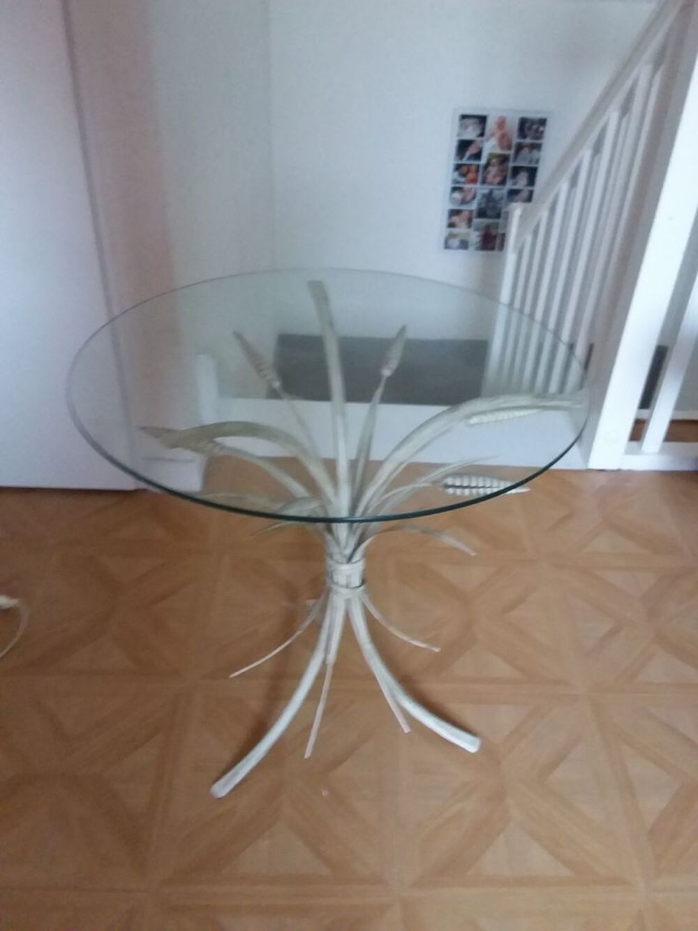 Lampe de chevet blanche avec table ronde en verre Décoration