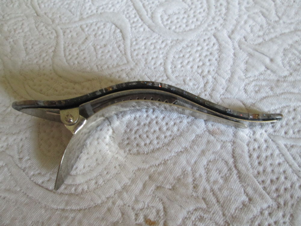 Pince &agrave; cheveux en verre color&eacute; noir et paillettes neuve Bijoux et montres