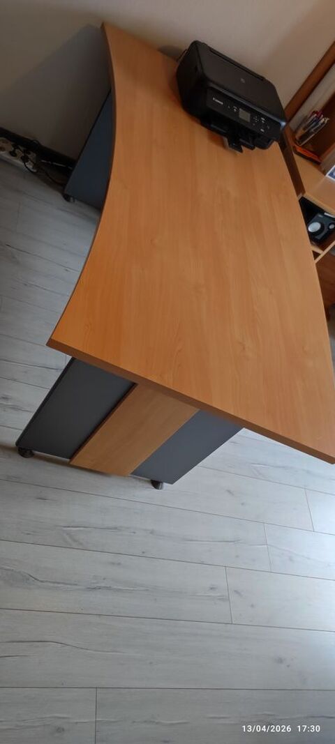 Bureau de forme arrondie
Meyzieu (69)