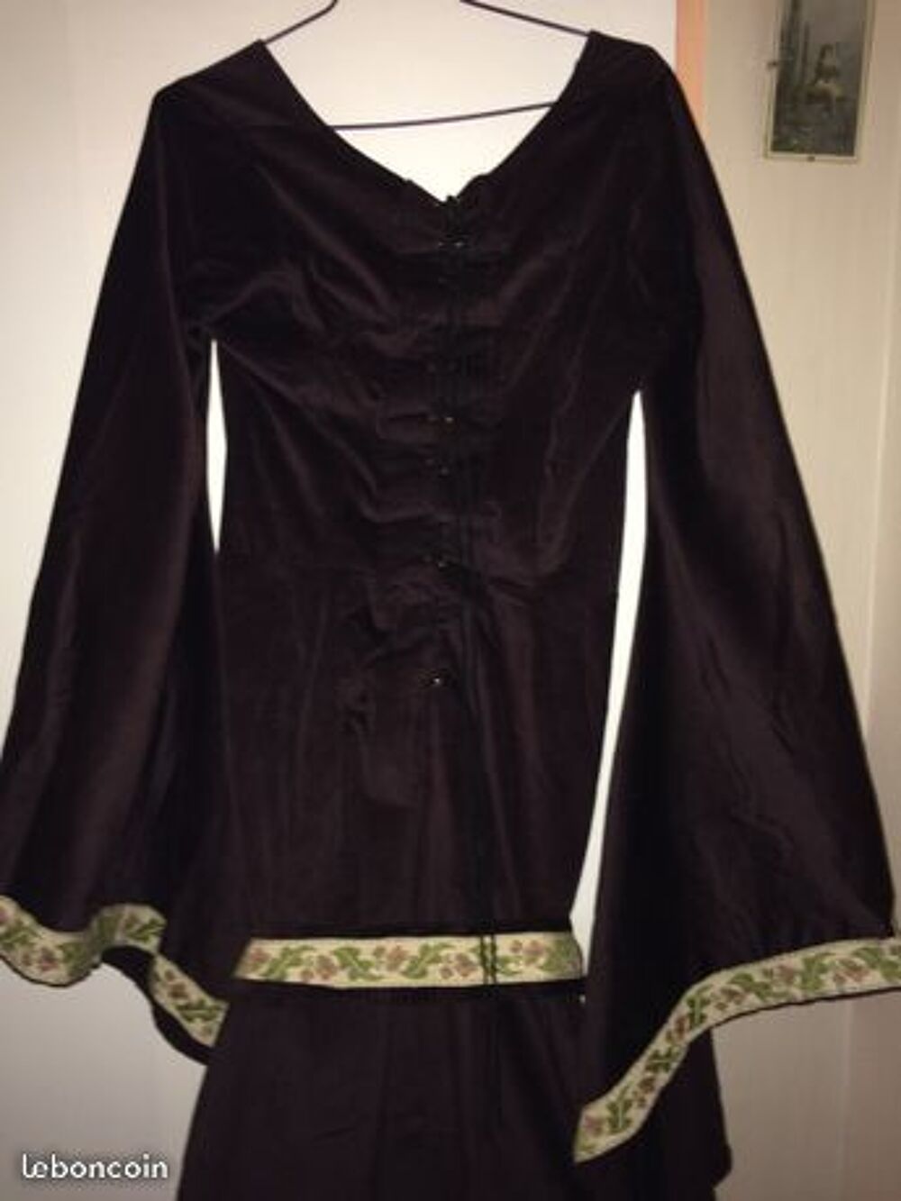 Robe m&eacute;di&eacute;vale en velours Vêtements
