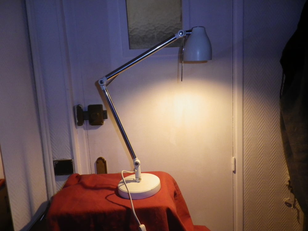 Lampe de bureau articul&eacute;e IKEA mod&egrave;le Tral Décoration