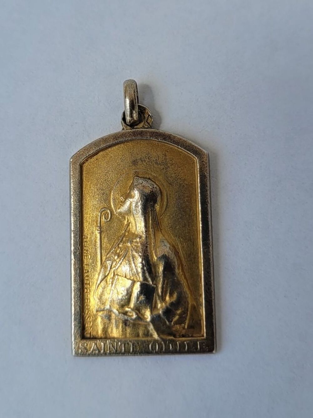 M&eacute;daille ancienne Sainte Odile en bronze argent&eacute; Sign&eacute;e Bijoux et montres