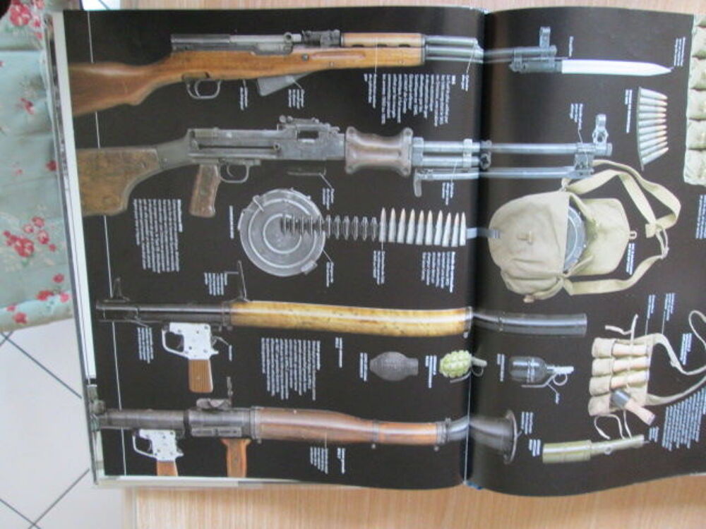 LIVRE LES Soldats et l'armements 