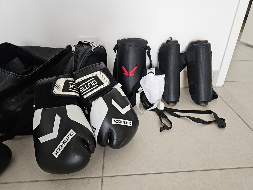Ensemble accessoire pour boxe homme
Servi uniquement 3 fois Sports