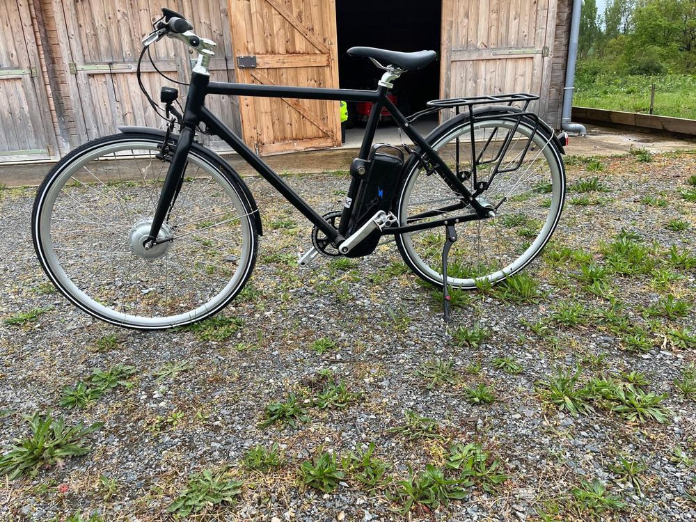 V&eacute;lo &eacute;lectrique urbain noir avec porte-bagages Vélos