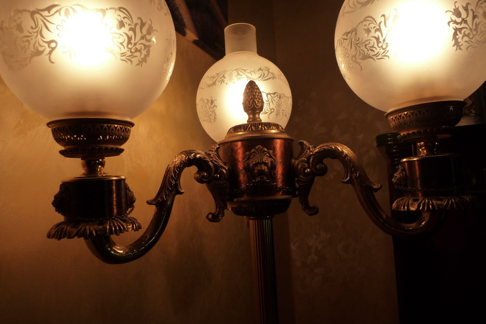 LAMPADAIRE EN BRONZE DORE
style Empire - t&ecirc;tes de lion
Décoration