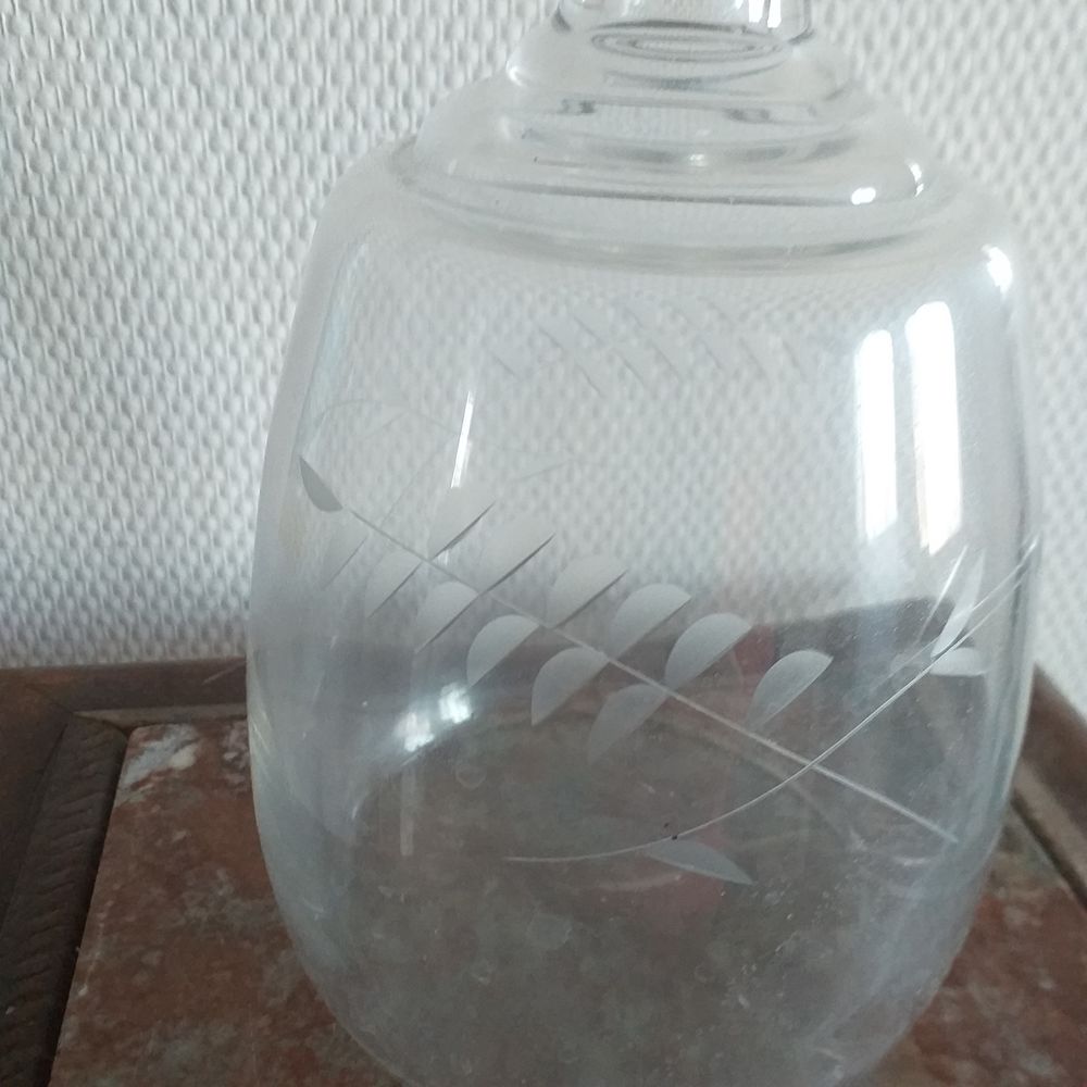  CARAFE en verre grav&eacute;, &agrave; d&eacute;cor de foug&egrave;re et son bouchon Décoration