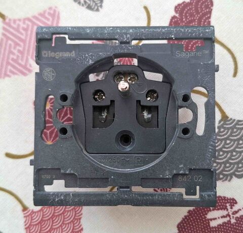 Prise 2 p�les + terre 16 amp�res 2.3 Gap (05)